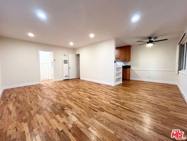 Building Photo - 1146 N Formosa Ave