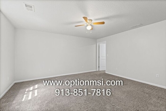 Building Photo - Move-in ready!