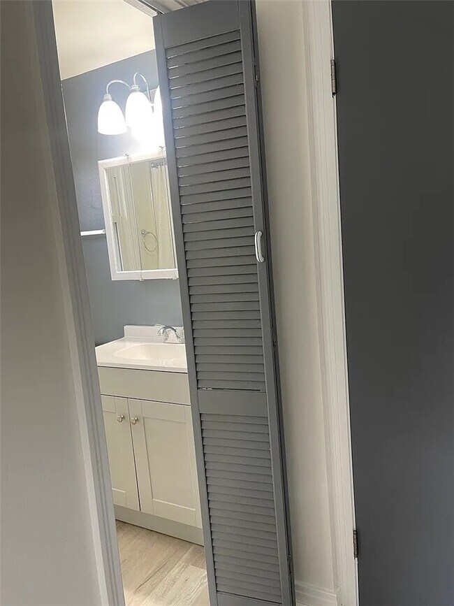 Building Photo - 705 Roosevelt Rd