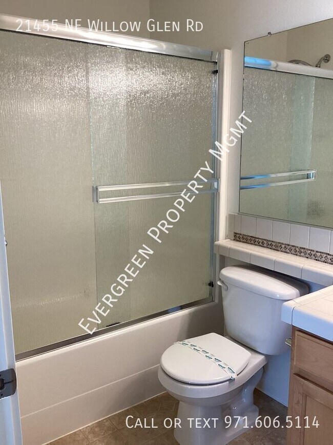 Building Photo - Beautifully remodeled 3-bedroom, 2.5-bathr...