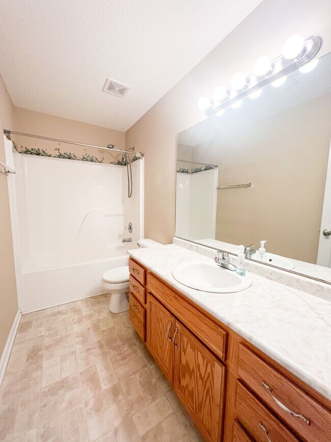 Building Photo - 3 Bedroom 2 1/2 Bathroom Home with fenced ...