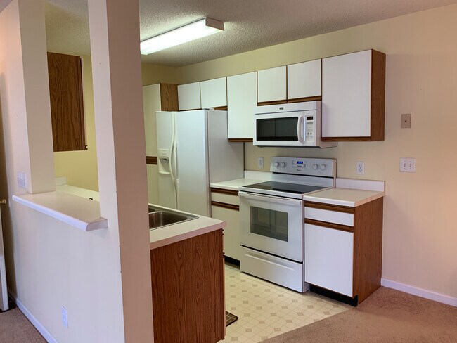 Building Photo - 2136 Clearwater Dr