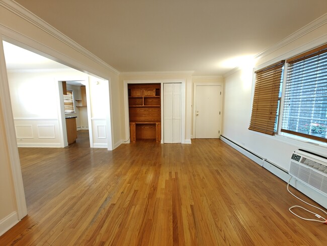 Building Photo - 7555 N Oakley Ave