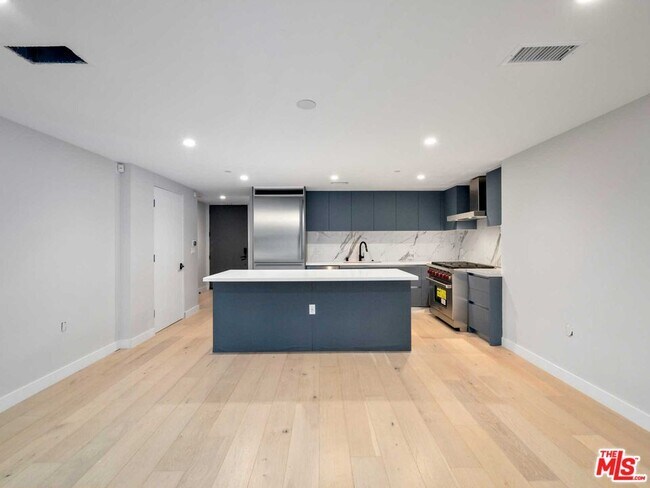 Building Photo - 825 Croft Ave