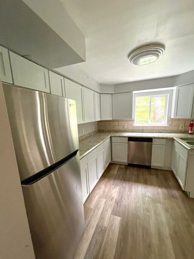Building Photo - Renovated 3 bed 2 bath in Ambridge Heights!