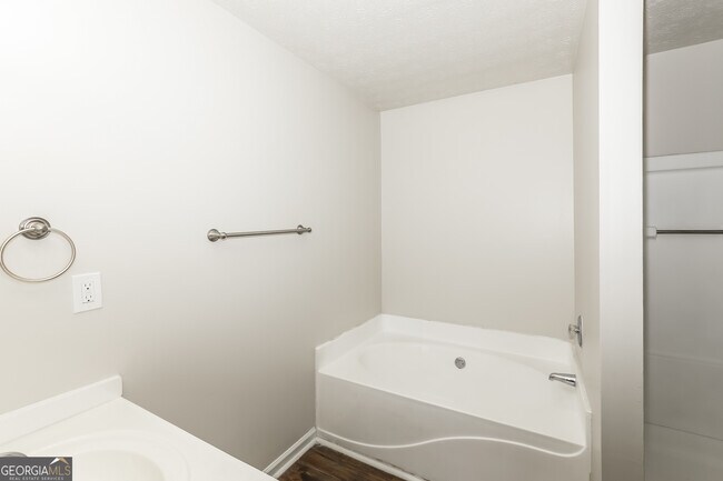 Building Photo - 9430 Sleepy Hollow Ln