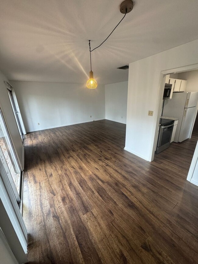 Building Photo - Charming and Spacious 2BR/2BA Townhome in Central Tallahassee