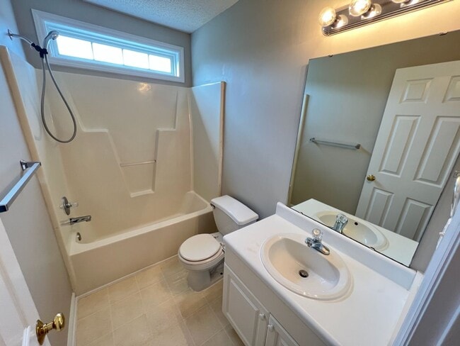 Building Photo - Large 3 bedroom home near downtown Raleigh!