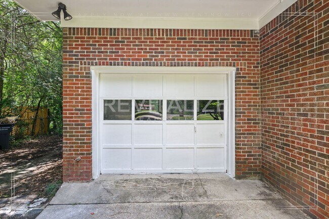 Building Photo - 2505 Robin Hood Dr