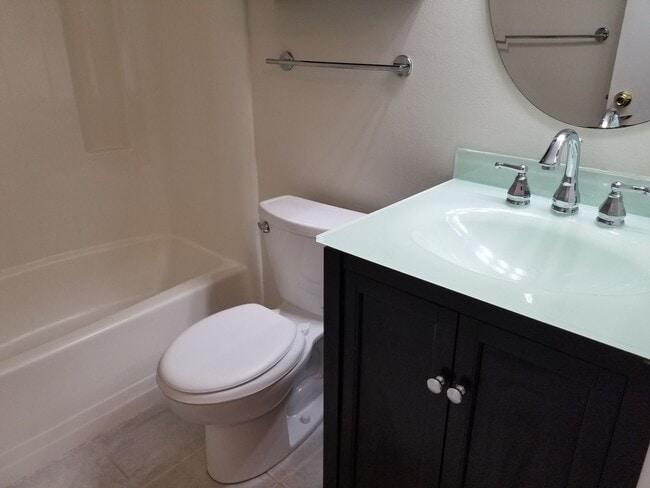 Building Photo - **Available NOW** 2 Bedroom/ 2 Bath Condo close to Truman and Coffee Bluff Marina- community Pool!