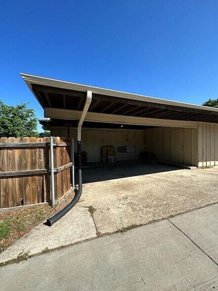 Building Photo - 2818 Golfing Green Dr