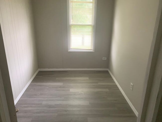 Building Photo - Section 8 Accepted! Spacious newly renovat...
