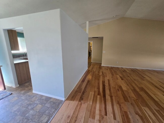 Building Photo - Cozy home Madras Oregon