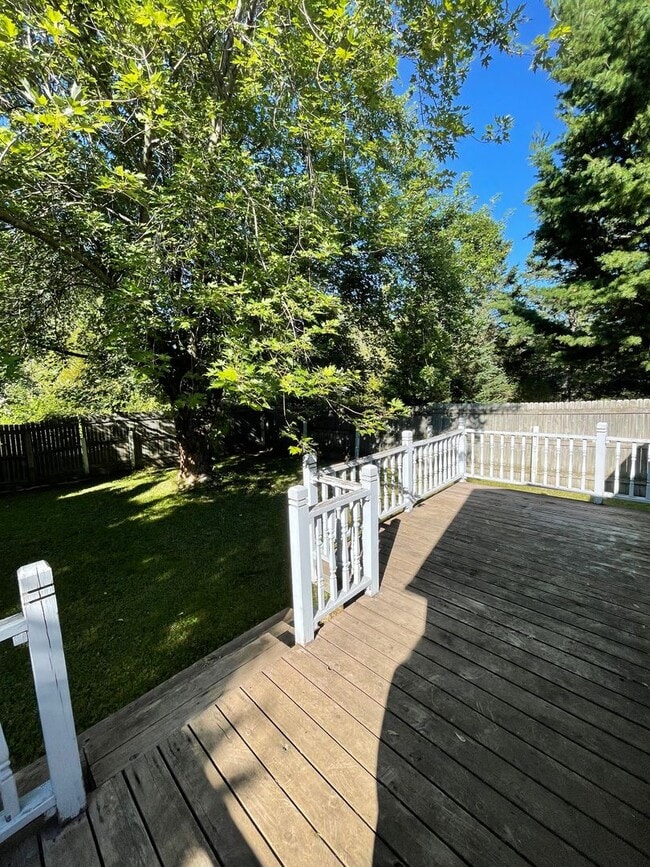 Building Photo - AVAILABLE NOW - 2 Bedroom, 1 Bath Two Harb...