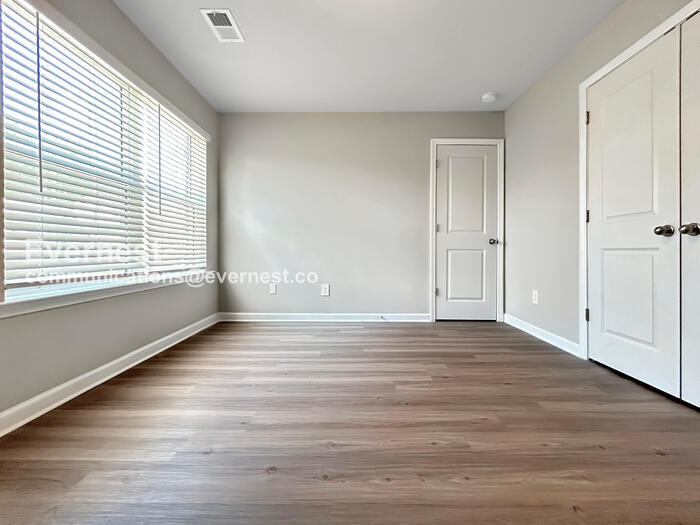 Building Photo - 1542 Persimmon Trce