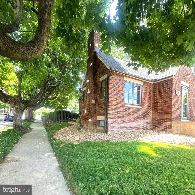Building Photo - 528 E Cherry St