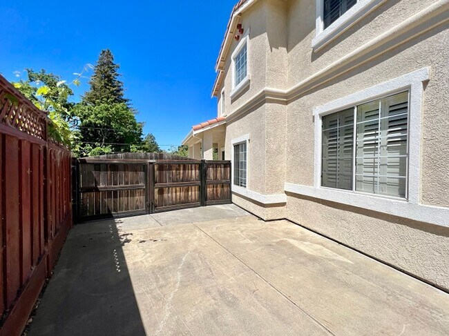 Building Photo - Spacious Four Bedroom Napa Home