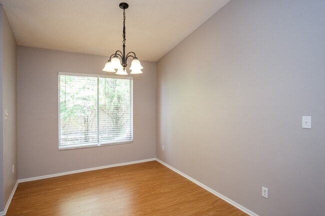 Building Photo - Clean and Neat Single Family Home