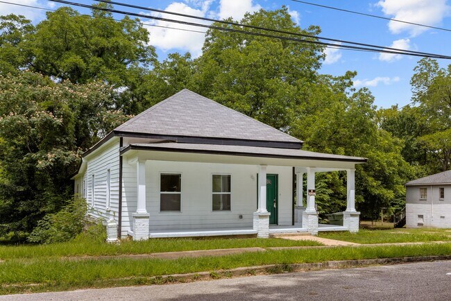 Building Photo - Charming 4 Bedroom, 2 Bathroom house