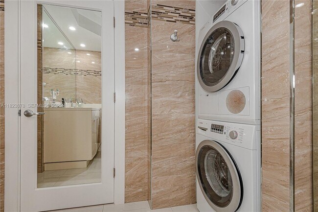 Building Photo - 2301 Collins Ave