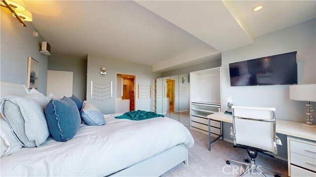 Building Photo - 818 N Doheny Dr