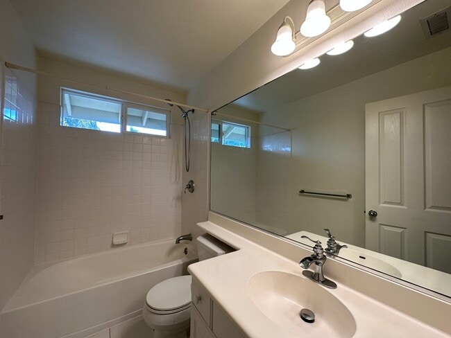 Building Photo - Beautiful & Spacious Pet-Friendly Home at ...