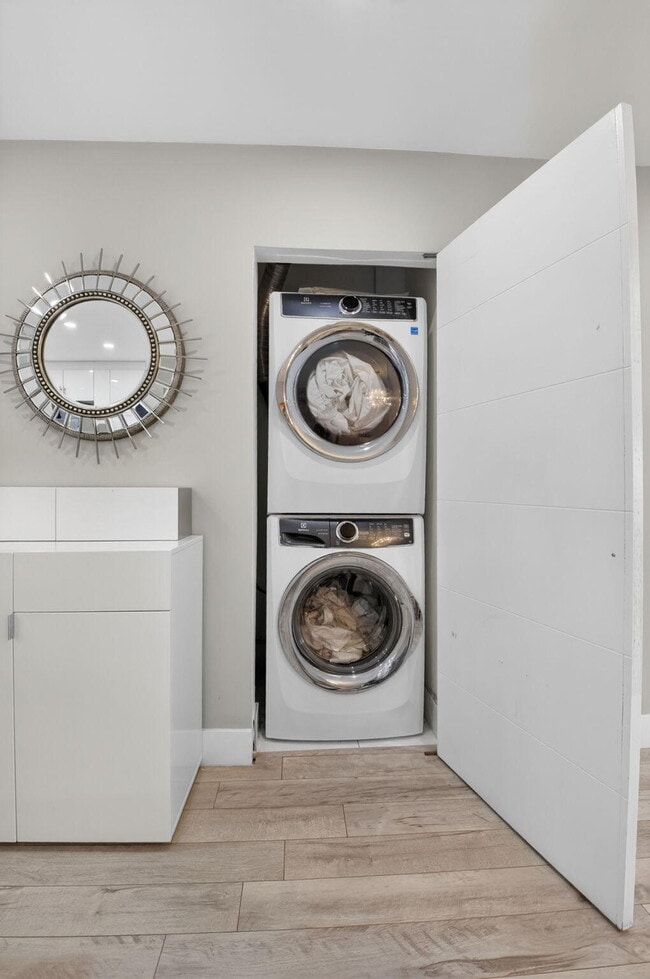 Building Photo - 9299 Vista Del Lago