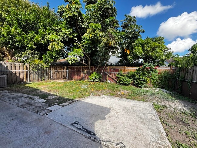 Building Photo - 3919 Wilshire St