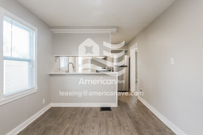 Building Photo - 1947 Glenridge Dr