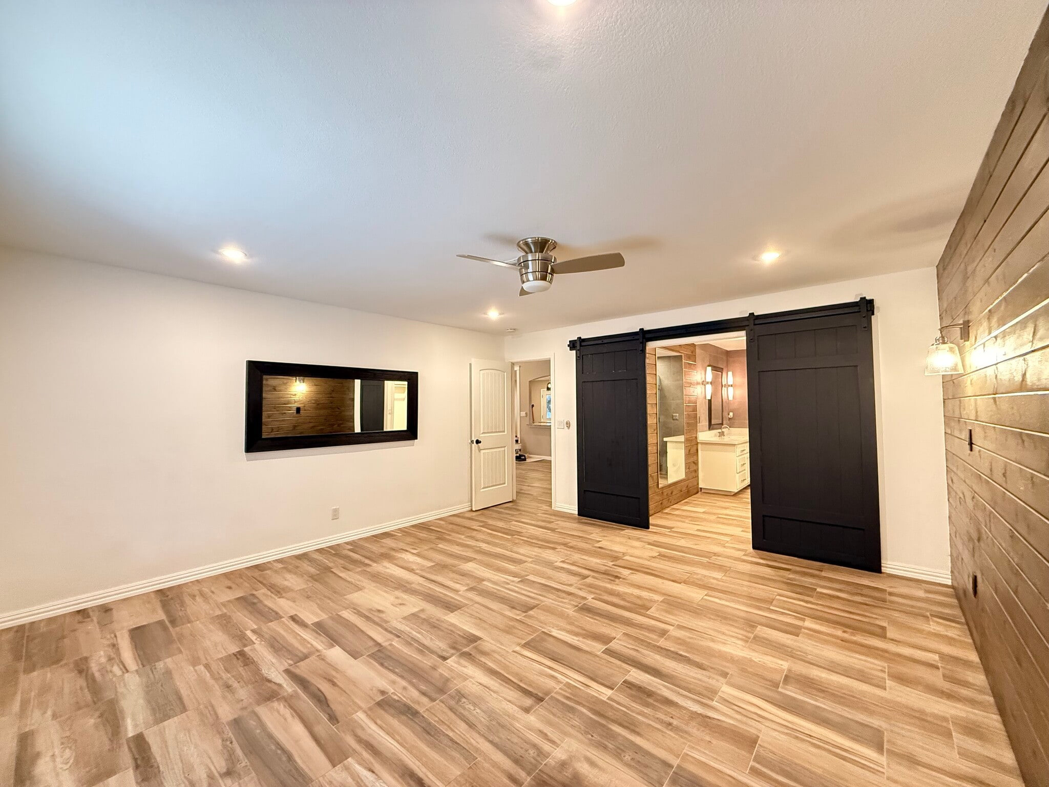 Primary bedroom - 135 Country Club Rd