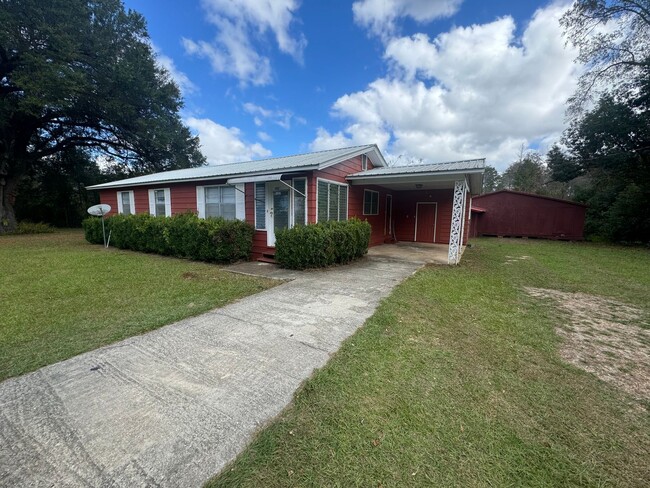 Building Photo - Cute Frame Home in Grand Ridge, Florida