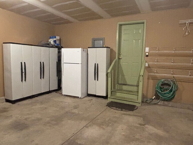 Building Photo - 2 Bed/2.5 Bath Townhome with A/C and gas f...