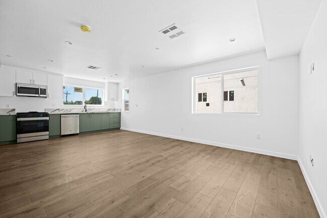 Building Photo - 6830 Hazeltine Ave