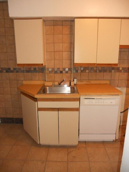 Building Photo - 940 Mirror St