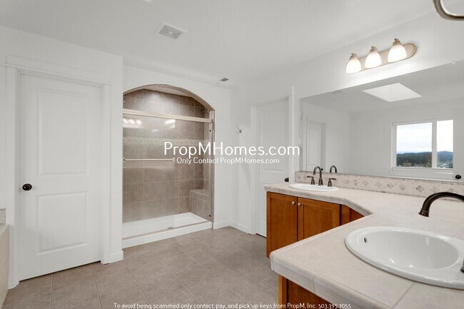 Building Photo - Updated Luxury Five Bedroom Home in Happy Valley!