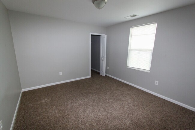 Building Photo - 4 Bed, 2.5 Bath Single Family Home in Mart...