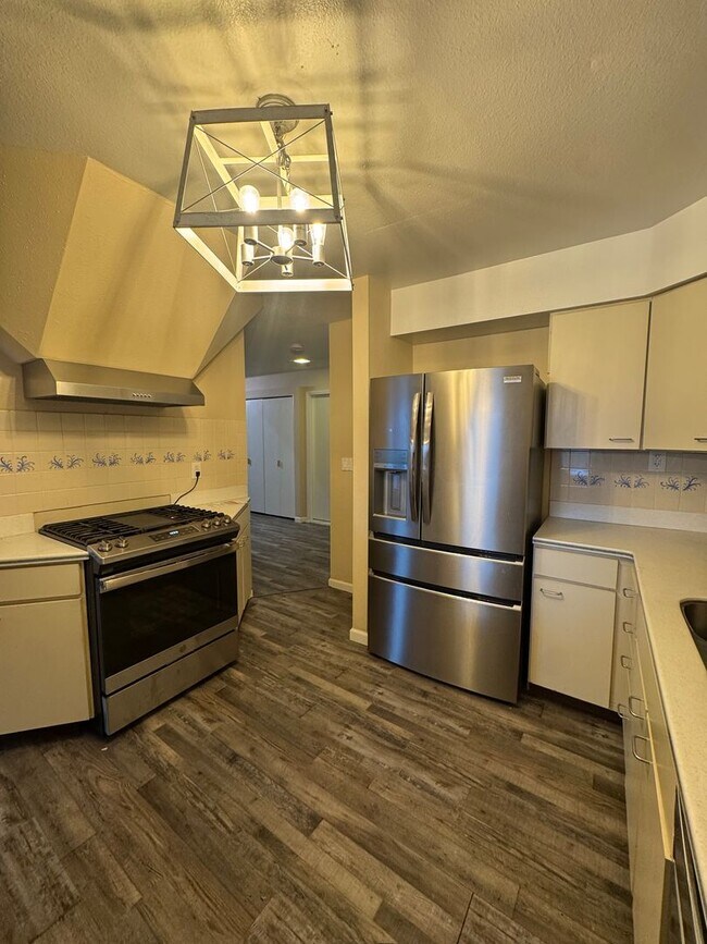 Building Photo - Stunning 2 bedroom townhouse