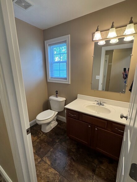 Main level 1/2 bath - 1343 Easy St