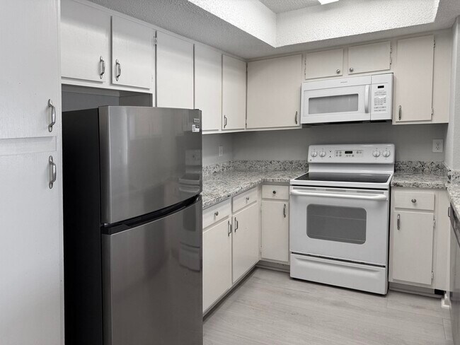 Building Photo - 2816 S Bartell Dr