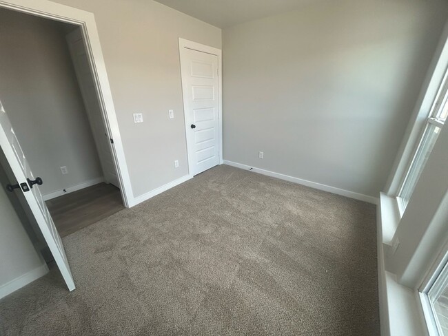 Building Photo - 409 Thicket Dr