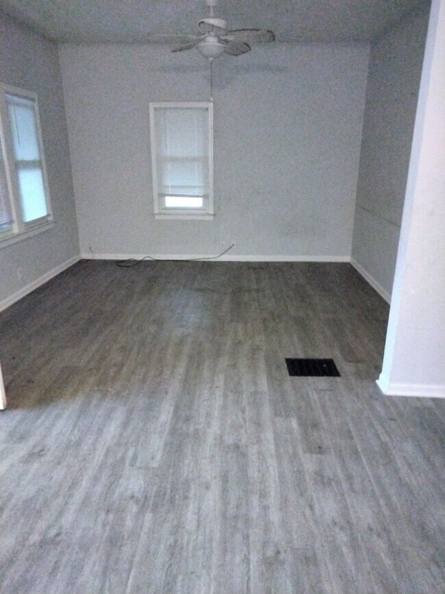 Building Photo - Sneak Preview 516 Dresden ave
