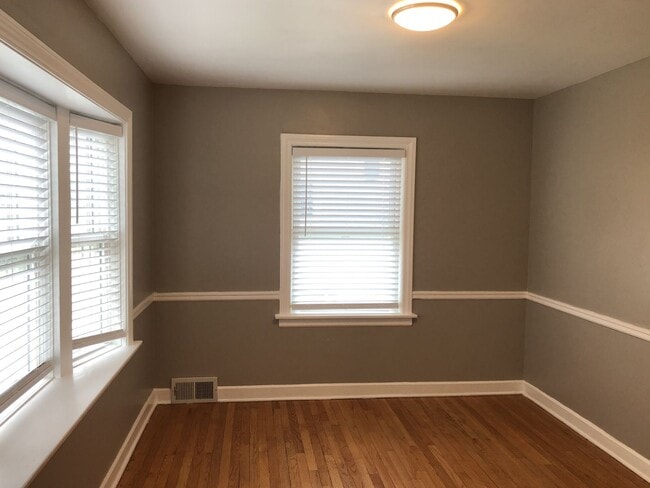 Building Photo - Great Home Beautiful Bathrooms/Kitchen! Fe...