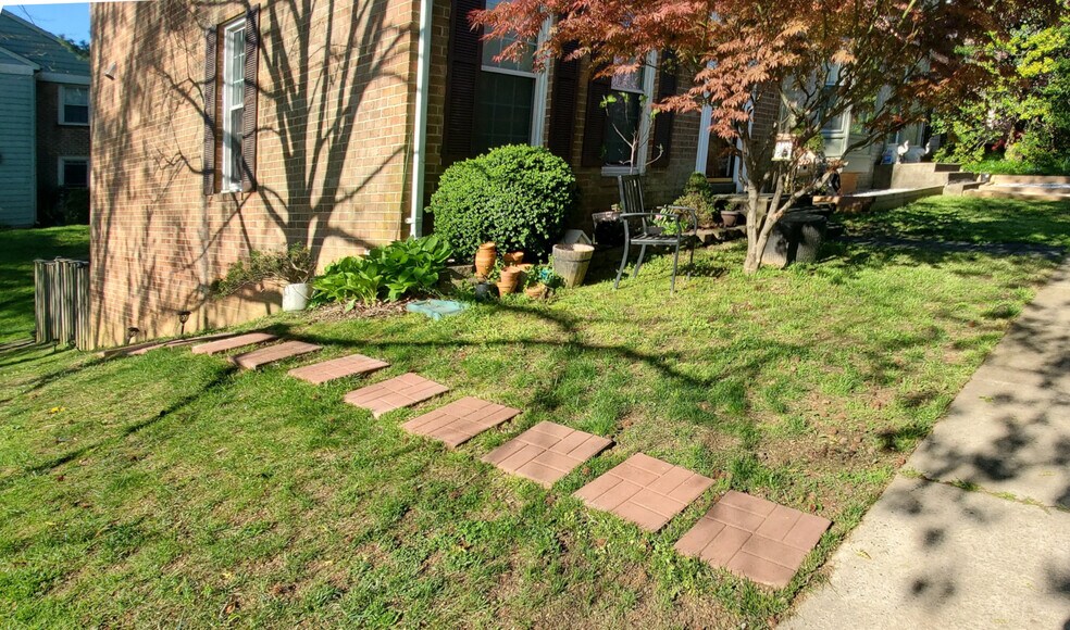 Path to private entrance - 3962 Wilcoxson Dr