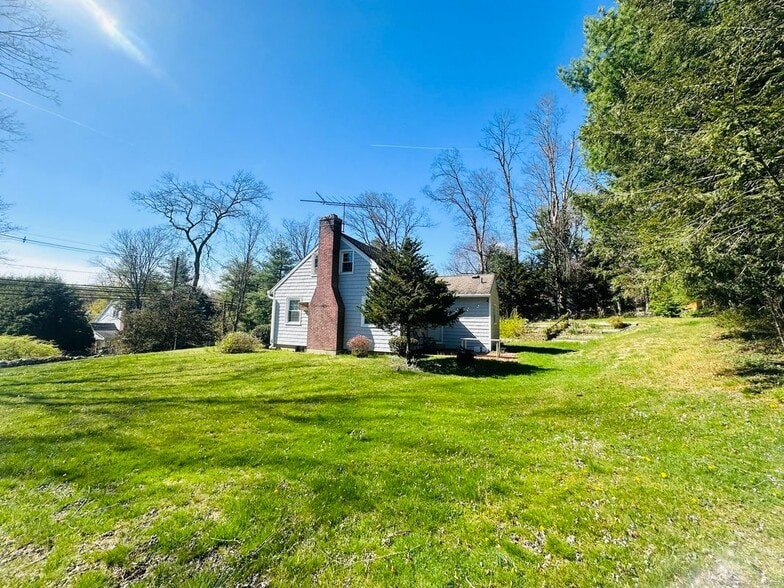 Building Photo - 37 Weed St