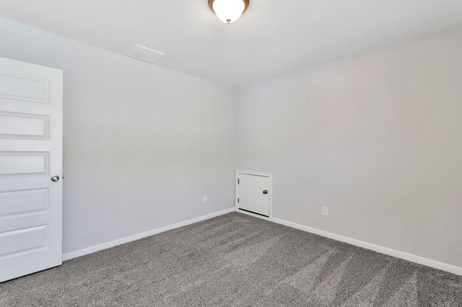 Building Photo - $500 OFF FIRST MONTHS RENT