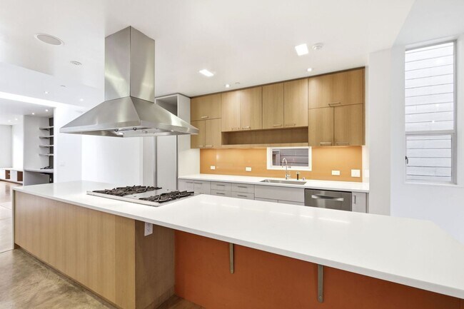 Building Photo - 1076 S Van Ness Ave