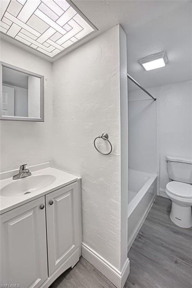 Building Photo - Newly renovated 2 bedroom 2 bathroom 1st f...