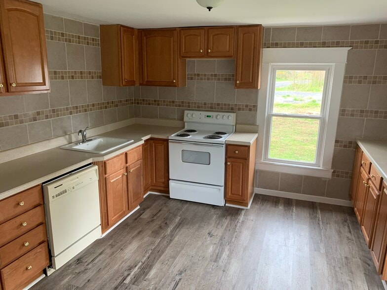 Building Photo - 421 NY-146