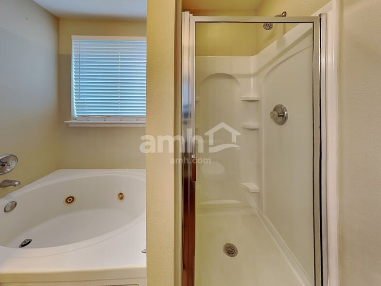 Building Photo - 2476 Ingleside Dr