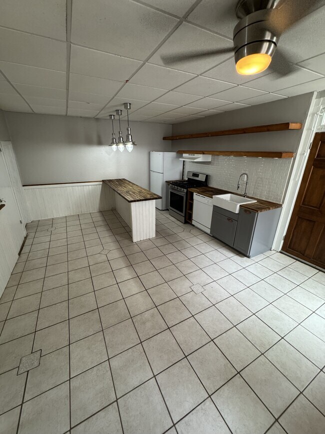 Building Photo - 313 N Mulberry St